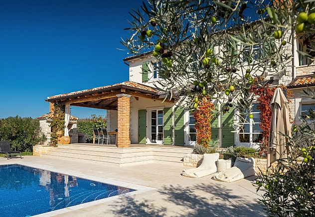 MEDITERANE VILLA SIROK MIT POOL UND SAUNA