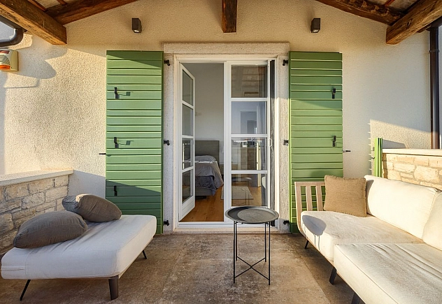 MEDITERANE VILLA SIROK MIT POOL UND SAUNA