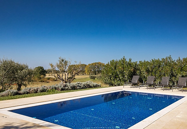 MEDITERANE VILLA SIROK MIT POOL UND SAUNA