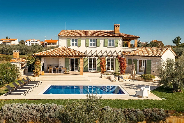 MEDITERANE VILLA SIROK MIT POOL UND SAUNA