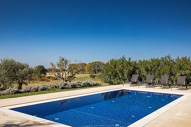 MEDITERANE VILLA SIROK MIT POOL UND SAUNA