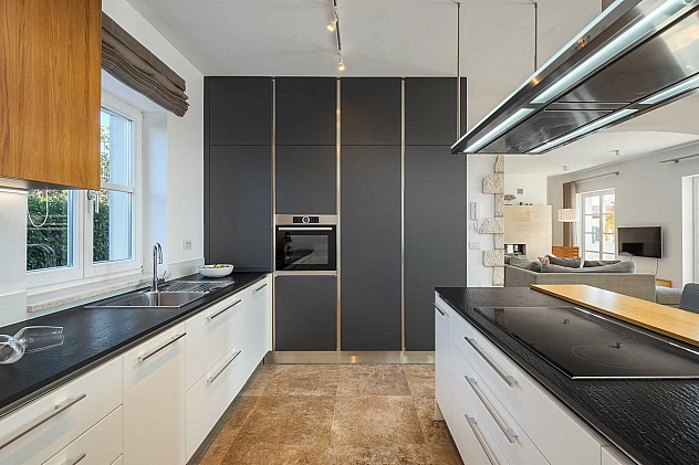 MEDITERANE VILLA SIROK MIT POOL UND SAUNA