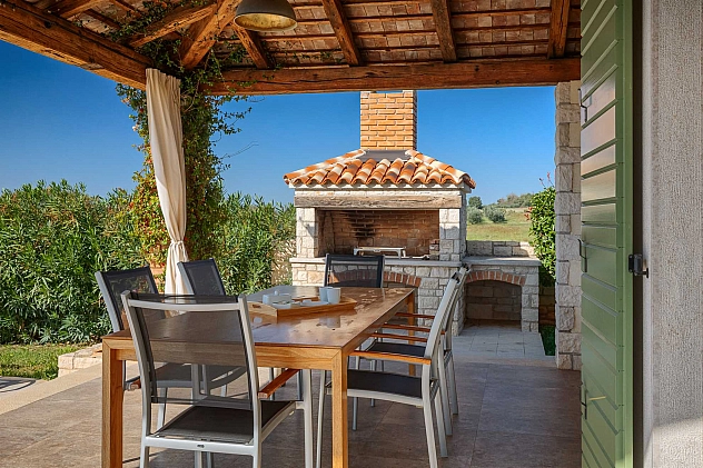 MEDITERANE VILLA SIROK MIT POOL UND SAUNA