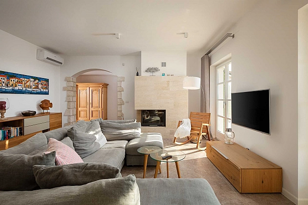 MEDITERANE VILLA SIROK MIT POOL UND SAUNA